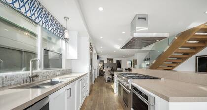 Perfect Beach House with Bay Views, BBQ & Rooftop