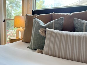 4 bedrooms, desk, iron/ironing board, travel crib