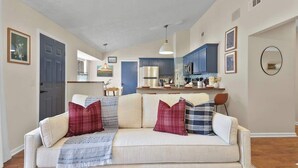 A living room with a sofa, a dining area, and a kitchen. - Dog-Friendly Savannah Cottage Near Tybee (Savannah)