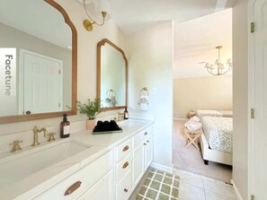 Shower, hair dryer, towels, soap - Charming Cottage for Family & Dogs near Beach & City (Savannah)