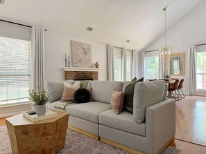 Smart TV, books, offices - Charming Cottage for Family & Dogs near Beach & City (Savannah)