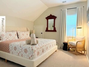 3 bedrooms, iron/ironing board, free WiFi, bed sheets - Charming Cottage for Family & Dogs near Beach & City (Savannah)