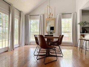 Dining - Charming Cottage for Family & Dogs near Beach & City (Savannah)