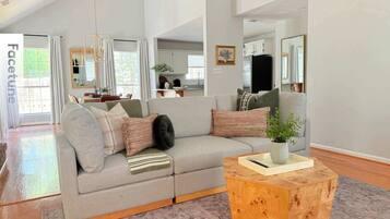 Smart-TV, Bücher, Arbeitsbereiche