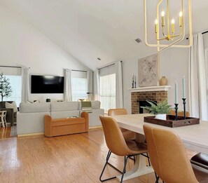 Interior - Charming Cottage for Family & Dogs near Beach & City (Savannah)