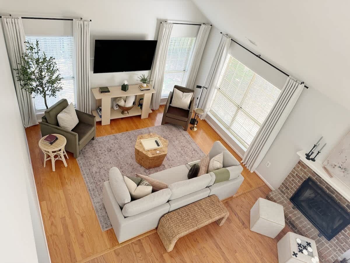 TV connectée, livres, espaces bureaux