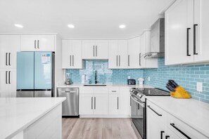 Een koelkast, een microgolfoven, een oven, een kookplaat