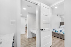 2 chambres, fer et planche à repasser, accès au Wi-Fi (inclus)