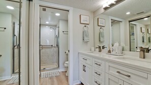 Douche, sèche-cheveux, serviettes fournies, savon