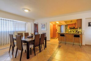Classic Apartment, 3 Bedrooms, City View, Tower | In-room dining - Apartment in Bella Vista Sleeps 10 (Santo Domingo)