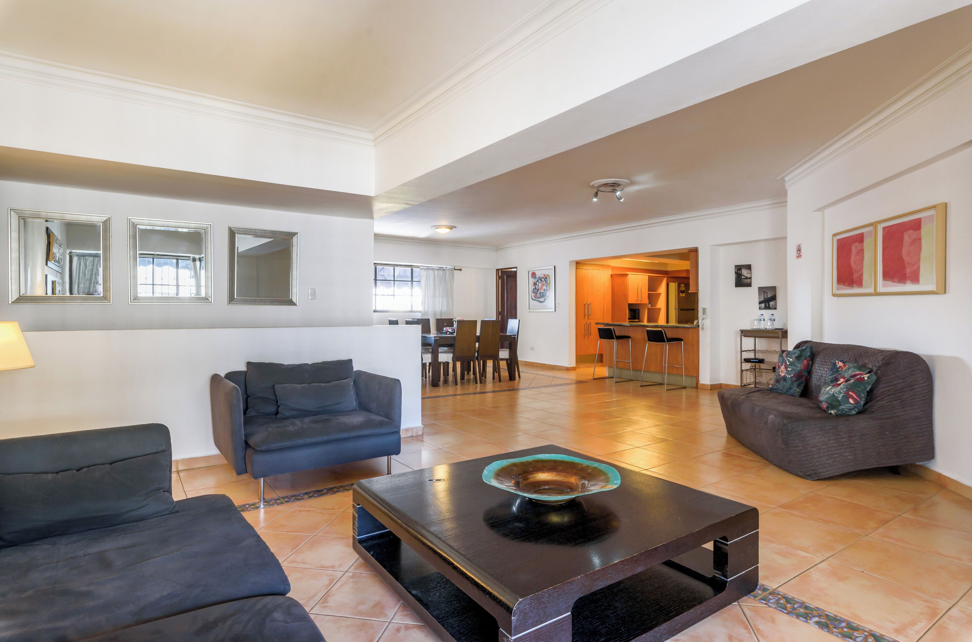 Classic-Apartment, 3 Schlafzimmer, Stadtblick, Turm | Wohnbereich | 55-Zoll-Smart-TV mit Kabelempfang