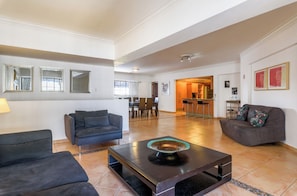 Appartement Classique, 3 chambres, vue ville, dans la tour | Coin séjour | TV connectée de 55 pouces avec chaînes par câble