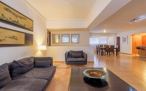 Appartement Classique, 3 chambres, vue ville, dans la tour | Coin séjour | TV connectée de 55 pouces avec chaînes par câble