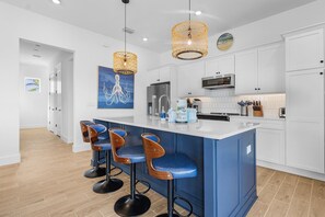 Réfrigérateur, micro-ondes, plaque de cuisson, lave-vaisselle