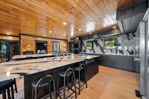 Dining - Star-A-Lago Lodge: 11-Bedroom Smoky Mountain Cabin with Pool, Hot Tubs, Theater, and Game Room (Sevierville)