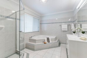 Hair dryer, towels, soap, toilet paper - Holiday Inn (Parkinson)