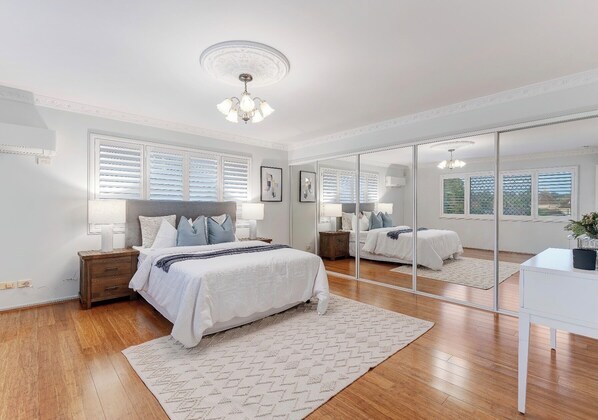 5 bedrooms, iron/ironing board, WiFi, bed sheets