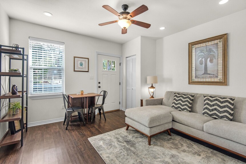 Charming Villa Steps From The Water In Beautiful Pensacola - Pensacola, FL