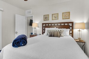 1 bedroom, desk, iron/ironing board, WiFi - Charming villa steps from the water in beautiful Pensacola (Pensacola)