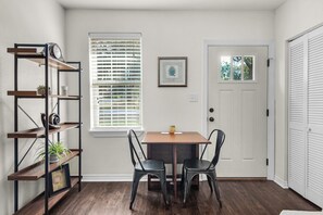 Dining - Charming villa steps from the water in beautiful Pensacola (Pensacola)