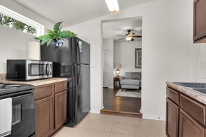 Fridge, microwave, oven, stovetop - Charming villa steps from the water in beautiful Pensacola (Pensacola)