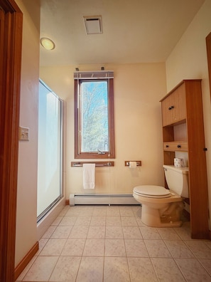 Douche, sèche-cheveux, serviettes fournies