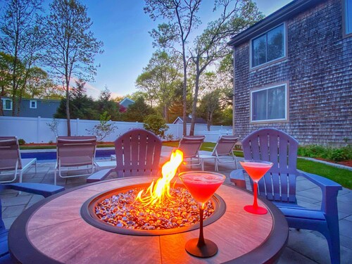 Overlook Poolside Getaway Heated Pool (May - Oct 20th)