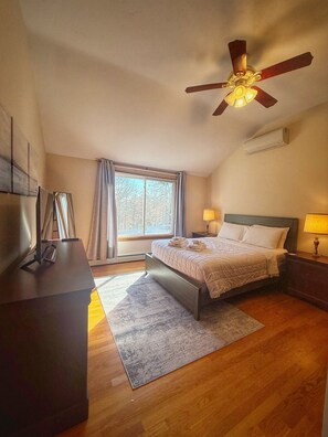 3 bedrooms, desk, iron/ironing board, free WiFi - Overlook Poolside Getaway Heated Pool (May - Oct 20th) (East Falmouth)