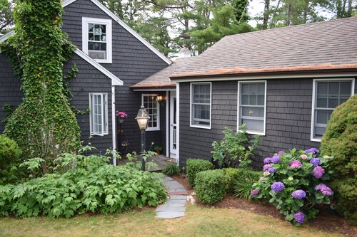 Family friendly cabin in Harwich, water peek & walk to private beach