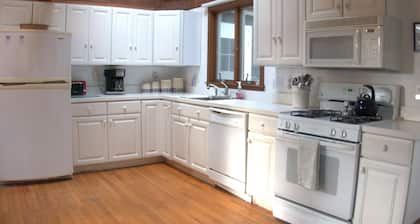 NEW 2025! Family friendly cabin in Harwich, water peek & walk to private beach