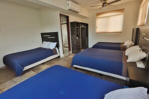 A hotel room with two beds, a wardrobe, a ceiling fan, and an air conditioning unit. - Hostal Hab 12, Campo de Golf, En Zona Hotelera, Barra, Playa (San José del Cabo)