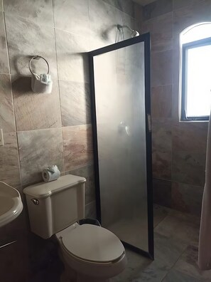 Shower, jetted bath, hair dryer, bidet - Hostal Hab 12, Campo de Golf, En Zona Hotelera, Barra, Playa (San José del Cabo)