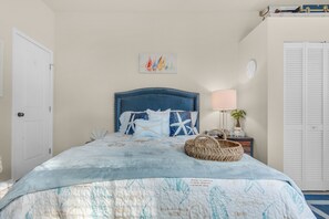 1 slaapkamer, een bureau, een strijkplank/strijkijzer, wifi