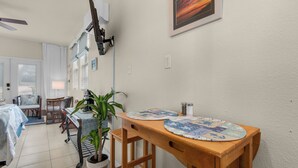 Een gezellige kamer met een houten tafel, een plant in pot en uitzicht op de omgeving.