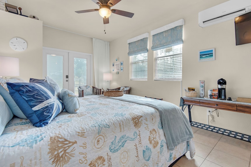 Charming Cottage In Fabulous Pensacola Just Steps From The Water With Water View - Pensacola, FL