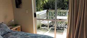 Two minutes from famous Raglan surf beaches. Access to bush track. Dogs welcome.