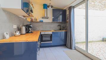 Réfrigérateur, four, plaque de cuisson, cafetiÚre/bouilloire