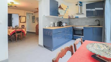 Een koelkast, een oven, een kookplaat, een koffiezetapparaat/waterkoker