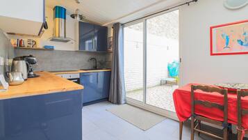 Fridge, oven, stovetop, coffee/tea maker