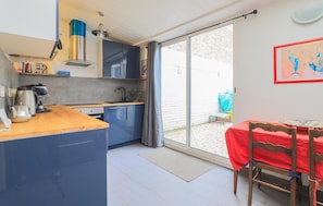 Fridge, oven, stovetop, coffee/tea maker