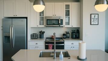 Refrigerador, microondas, horno y parrilla de estufa