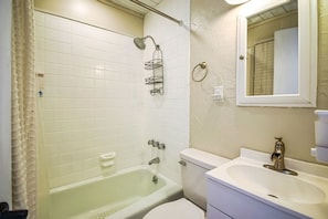 シャワー、ヘアドライヤー、タオル、石鹸