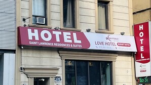 Un hotel con un letrero que dice "Saint Lawrence Residences & Suites" y "Tasas económicas Hotel Love".