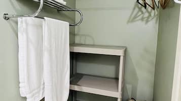 Suite Studio Supérieure | Salle de bain | Serviettes fournies, savon, shampoing, papier toilette