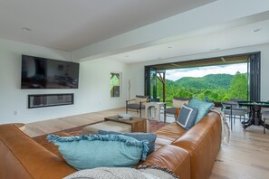 Smart TV, video games, table football - Peak Perfection | Pet-Friendly, Sauna, Hot Tub, Game Room & Views! (Black Mountain)