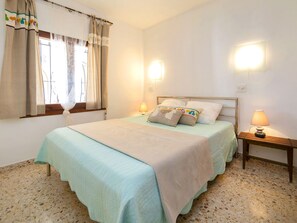 4 makuuhuonetta, työpöytä, internet