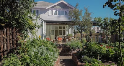 Beautiful Central City Villa - Whole House