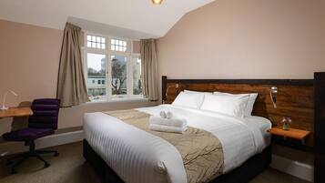 8 chambres, bureau, chambres insonorisées, fer et planche à repasser