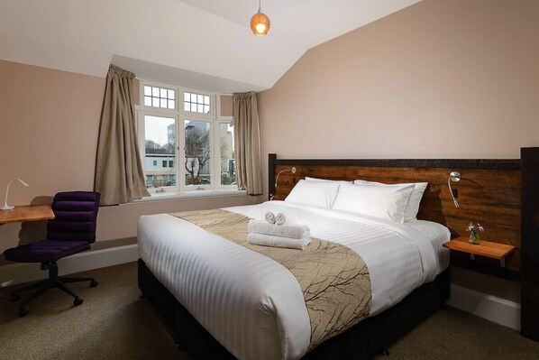 8 Schlafzimmer, Schreibtisch, schallisolierte Zimmer