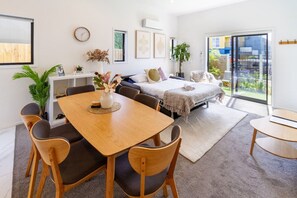 6 bedrooms, desk, iron/ironing board, free WiFi